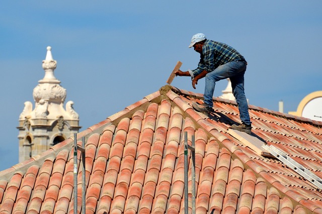 Comment renforcer son toit durant la saison cyclonique ?
