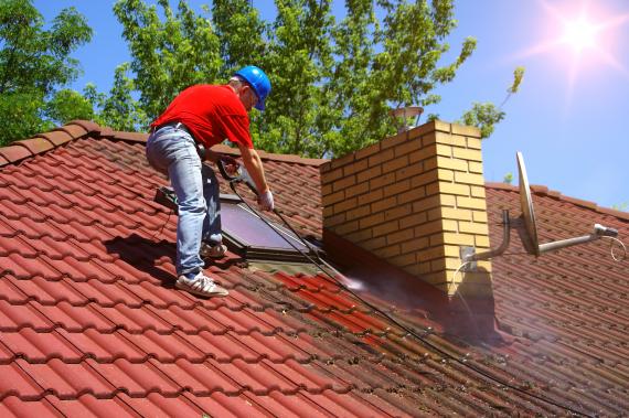Le nettoyage, pour assurer la durabilité de votre toiture