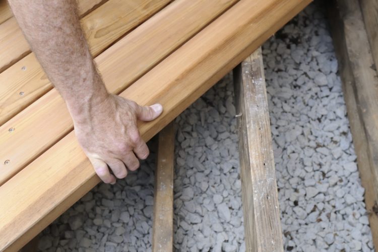 Comment réaliser un sol en gravier pour terrasse en bois ?