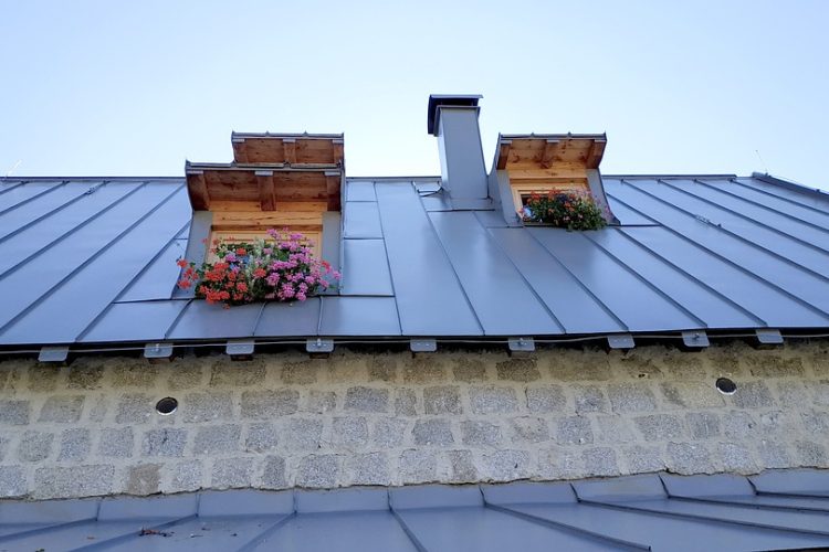 Guide d’installation d’une fenêtre de toit sur bac acier