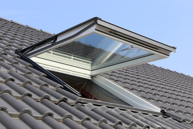 Installation de fenêtre de toit : à qui s’adresser pour demander l’éco-PTZ ?