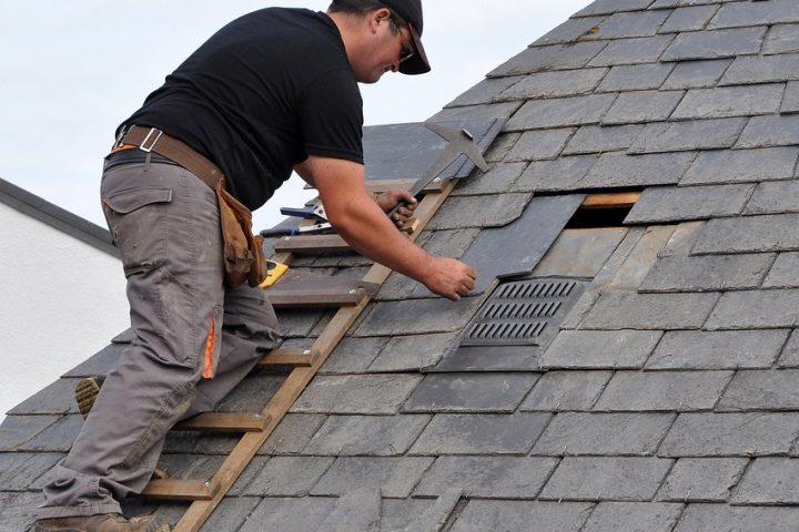 Rénover une toiture en ardoise : quand et comment ?