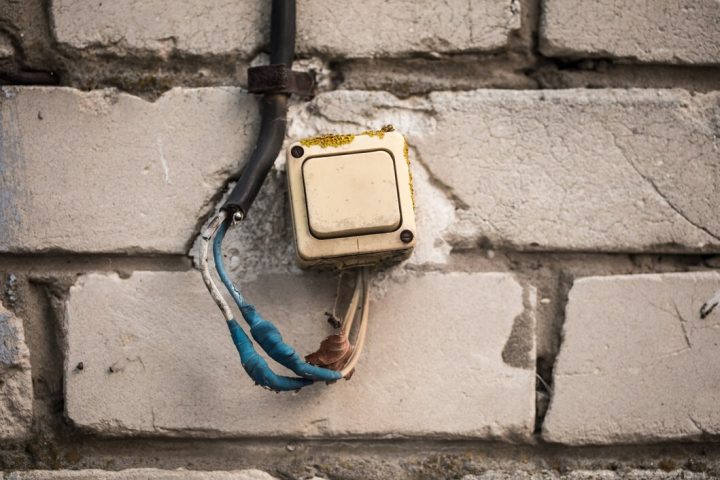 Assurez la sécurité de votre foyer en identifiant les fils électriques à risque !