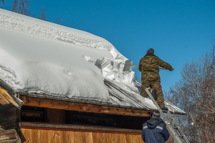 Quels sont les risques d’une surcharge de neige sur une toiture et comment les prévenir?