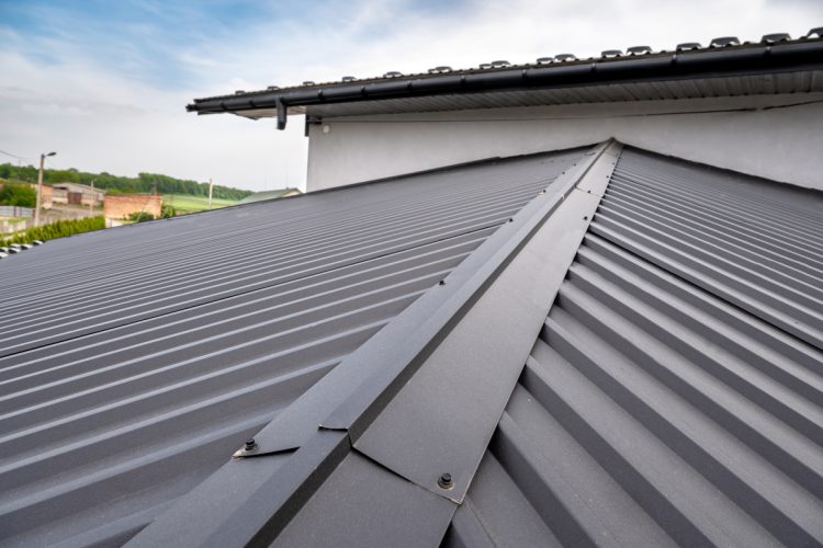 Étanchéité de toiture avec des solins en zinc pré-patiné : une solution esthétique et durable