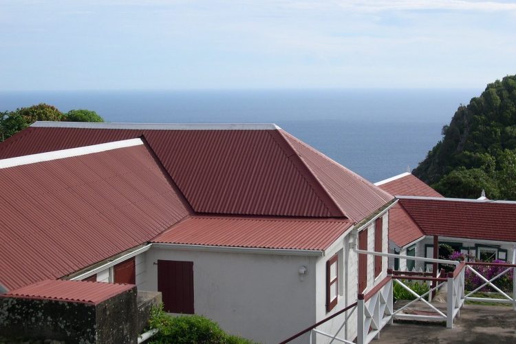 Débord de toit en aluminium : résistance et facilité d’entretien assurées