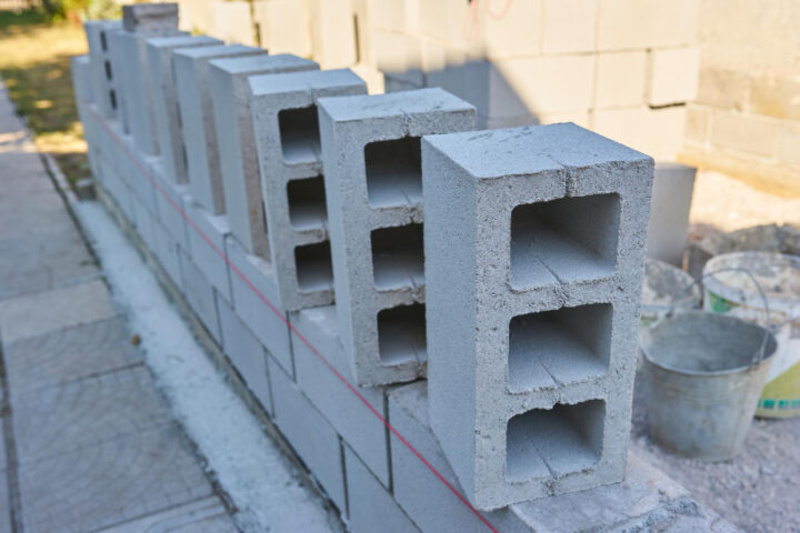 Empilement béton ou ancrage : les techniques d’installation sur site de blocs béton