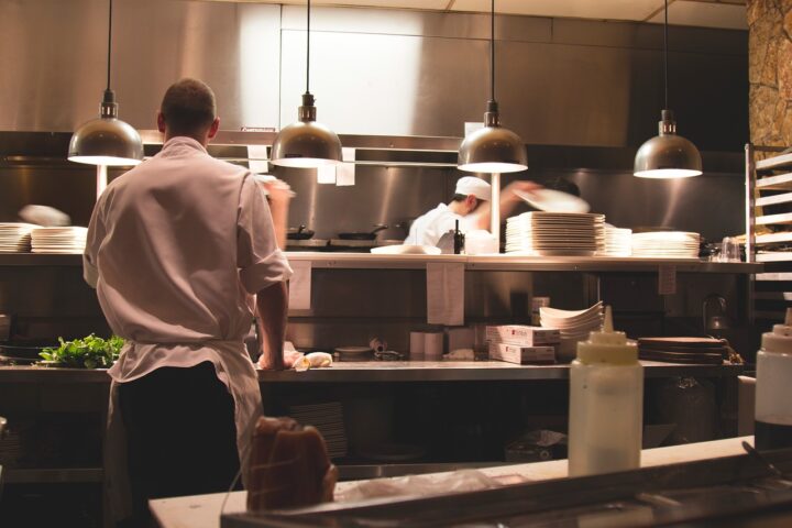 Comptoirs et installation de cuisine professionnelle : réduire les résonances dans les grands espaces