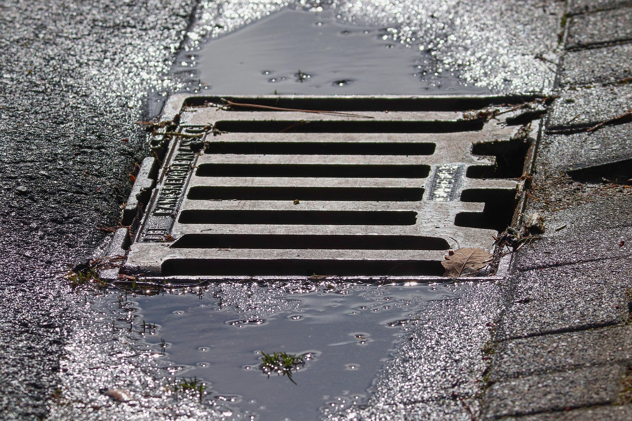 découvrez les causes des canalisations bouchées et les solutions efficaces pour déboucher vos drains et prévenir les obstructions.