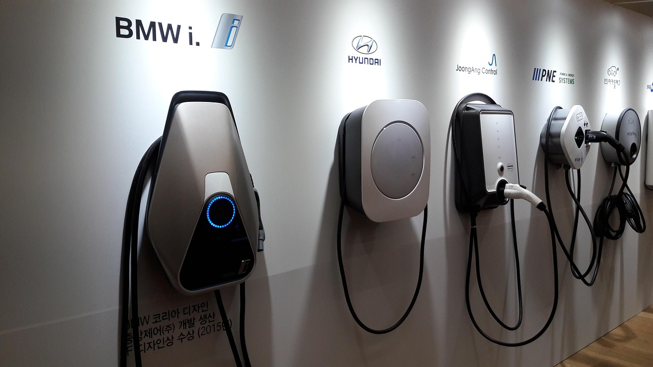découvrez comment alimenter deux bornes de recharge pour véhicules électriques sur un même disjoncteur, avec une gestion adaptée de la puissance et de la sécurité.